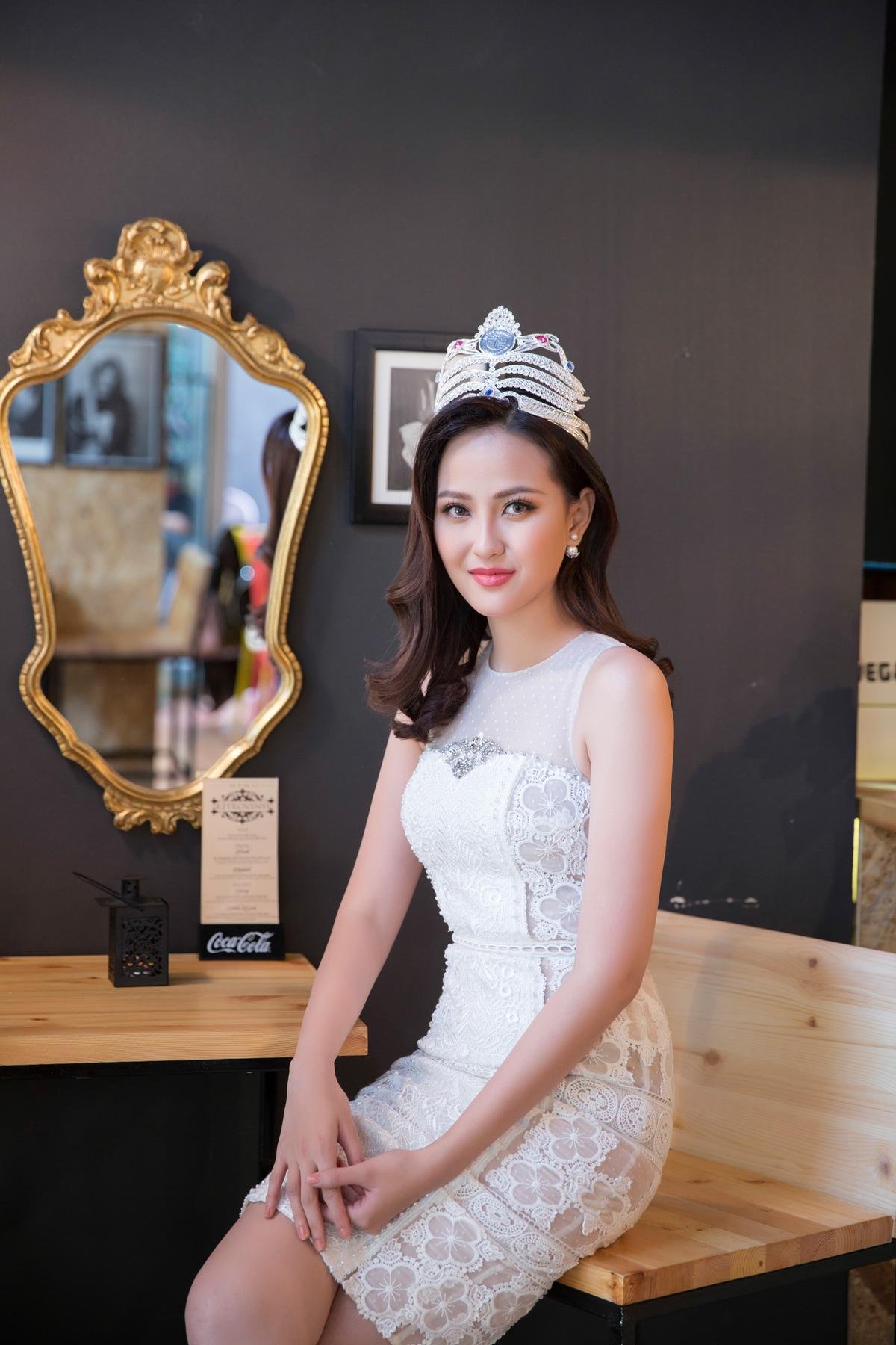 Khánh Ngân rạng rỡ trên sóng truyền hình quốc gia Albania sau khi đăng quang Miss Globe 2017 Ảnh 8