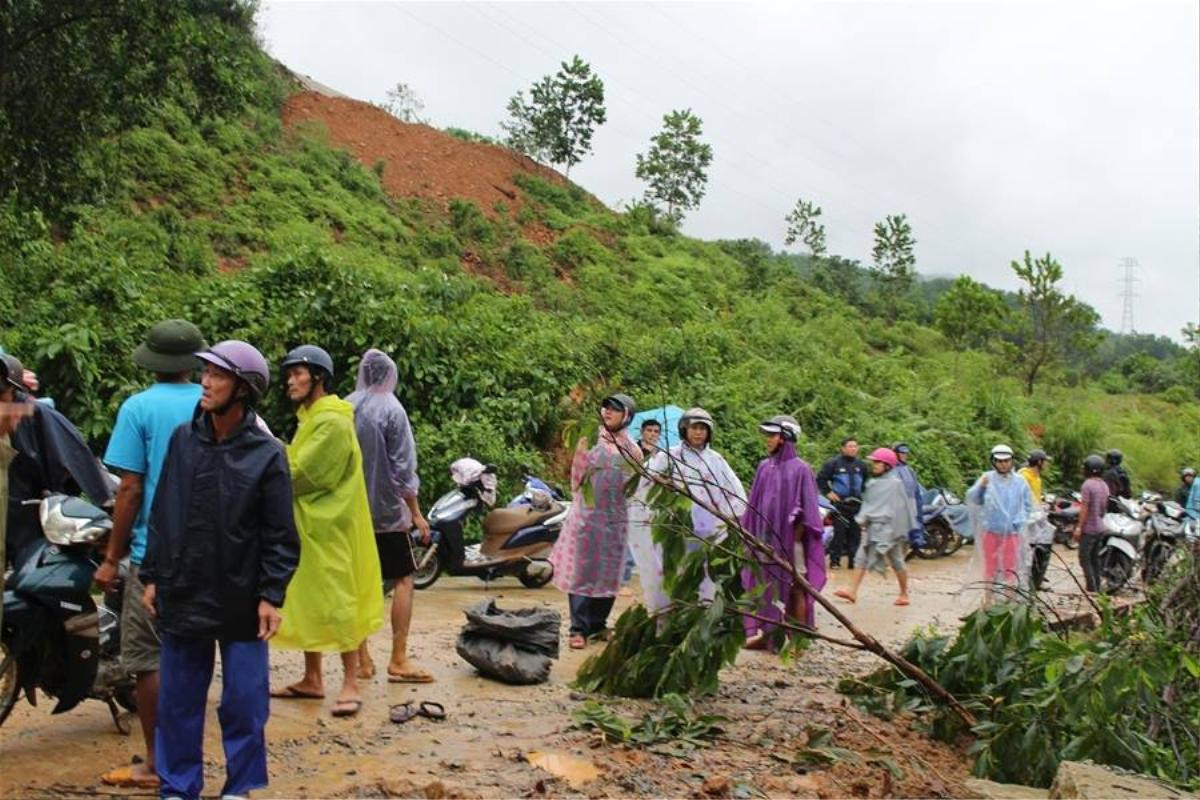 Thi thể công nhân bị vù lấp do sạt lở núi trôi từ Quảng Nam sang Quảng Ngãi Ảnh 1