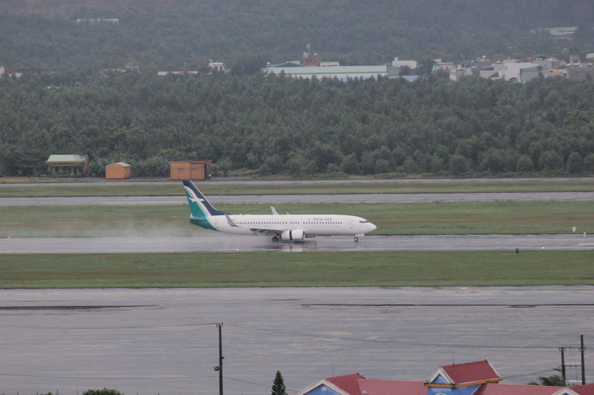 Chiếc Boeing B737-800 của hãng hàng không SilkAir chở giám đốc Ban thư ký APEC đã đáp ở sân bay Đà Nẵng vào sáng 4/11. SilkAir trực thuộc hãng hàng không quốc gia Singapore Airlines (SIA). Đây là hãng chuyên bay các chuyến bay ngắn và trung bình trong khu vực châu Á - Thái Bình Dương. Ảnh: Tuổi Trẻ.