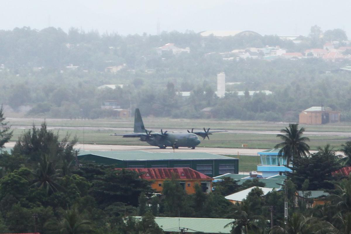 Hàn Quốc. 'Ngựa thồ' C-130 đưa xe của tổng thống Hàn Quốc đến Đà Nẵng. Với tên đầy đủ Lockheed C-130 Hercules, đây là máy bay vận tải quân sự phản lực bốn cánh quạt, được thiết kế và xây dựng bởi hãng Lockheed (nay là Lockheed Martin). C-130 là máy bay đa năng có thể sử dụng trong nhiều vai trò khác nhau. Ảnh: Dân Trí.