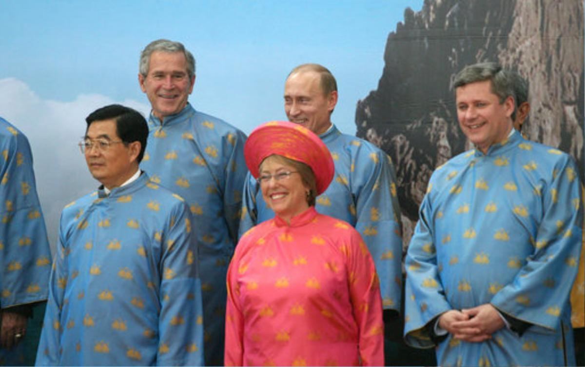 Bà Bachelet mặc áo dài tại APEC 2006 ở Hà Nội.