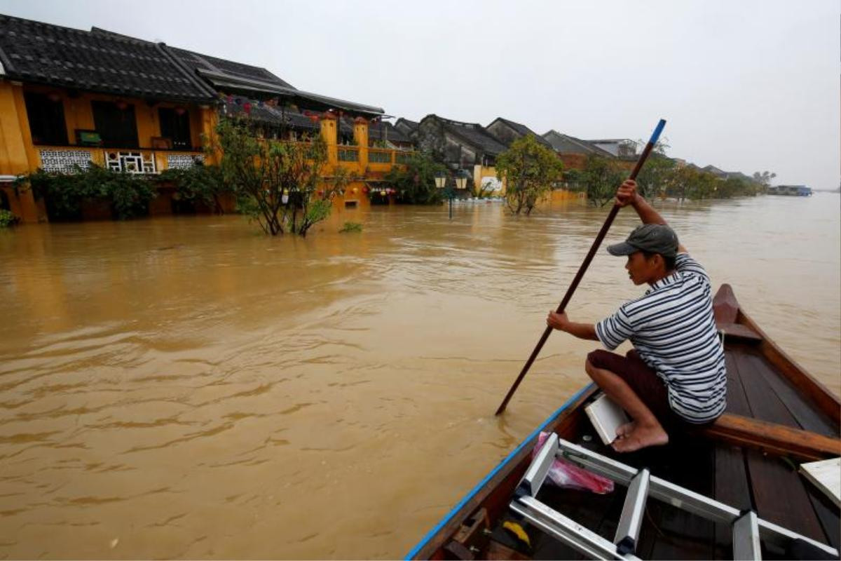 Hình ảnh mưa lũ ngập đến tận nóc ở Hội An lên báo Tây Ảnh 11