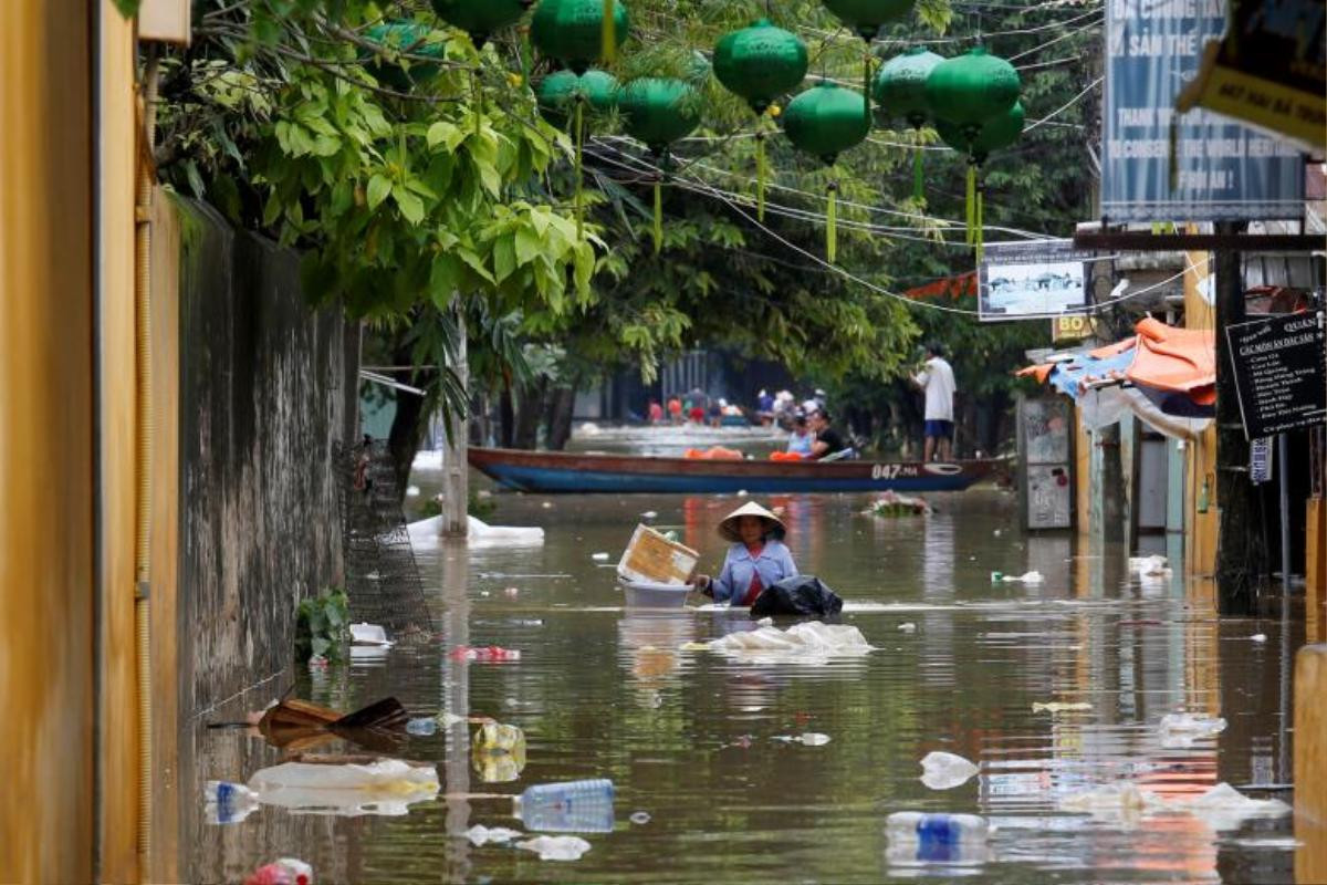 Hình ảnh mưa lũ ngập đến tận nóc ở Hội An lên báo Tây Ảnh 12