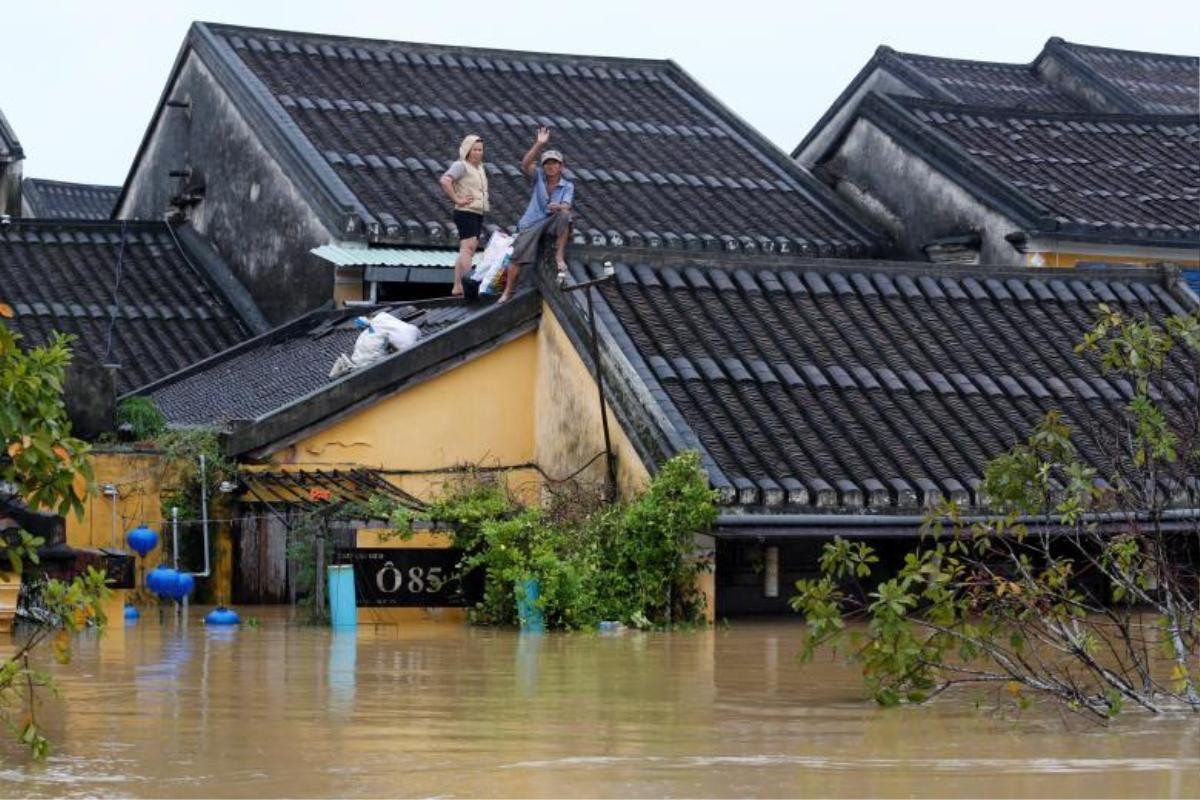 Hình ảnh mưa lũ ngập đến tận nóc ở Hội An lên báo Tây Ảnh 2