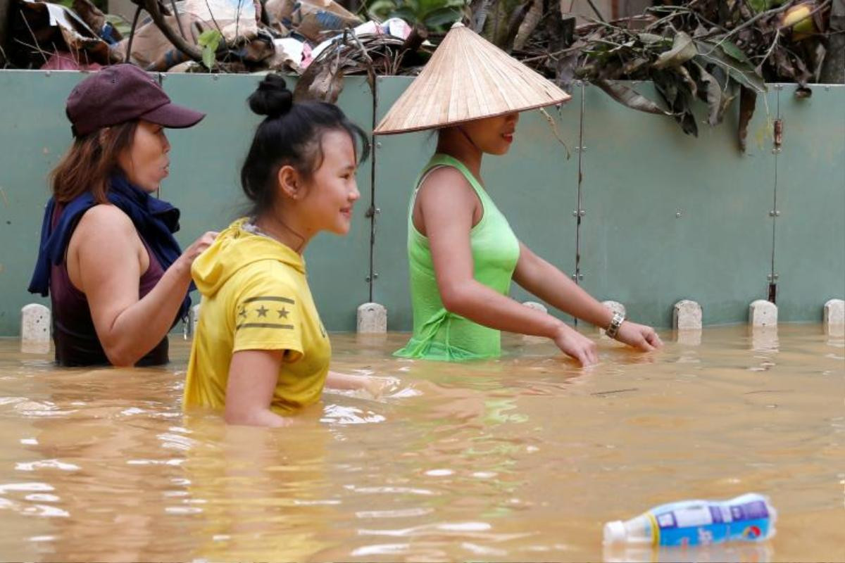 Hình ảnh mưa lũ ngập đến tận nóc ở Hội An lên báo Tây Ảnh 6