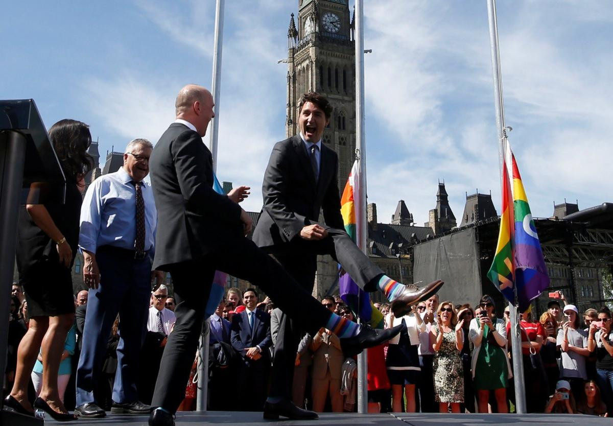 Thủ tướng Justin Trudeau với đôi vớ lục sắc cầu vồng, với ý nghĩa ủng hộ cộng đồng LGBT tại một sự kiện hồi tháng 6. Ông là một người đấu tranh vì nữ quyền và quan tâm đến quyền lợi của những người đồng tính, song tính và chuyển giới. Ảnh: Reuters.