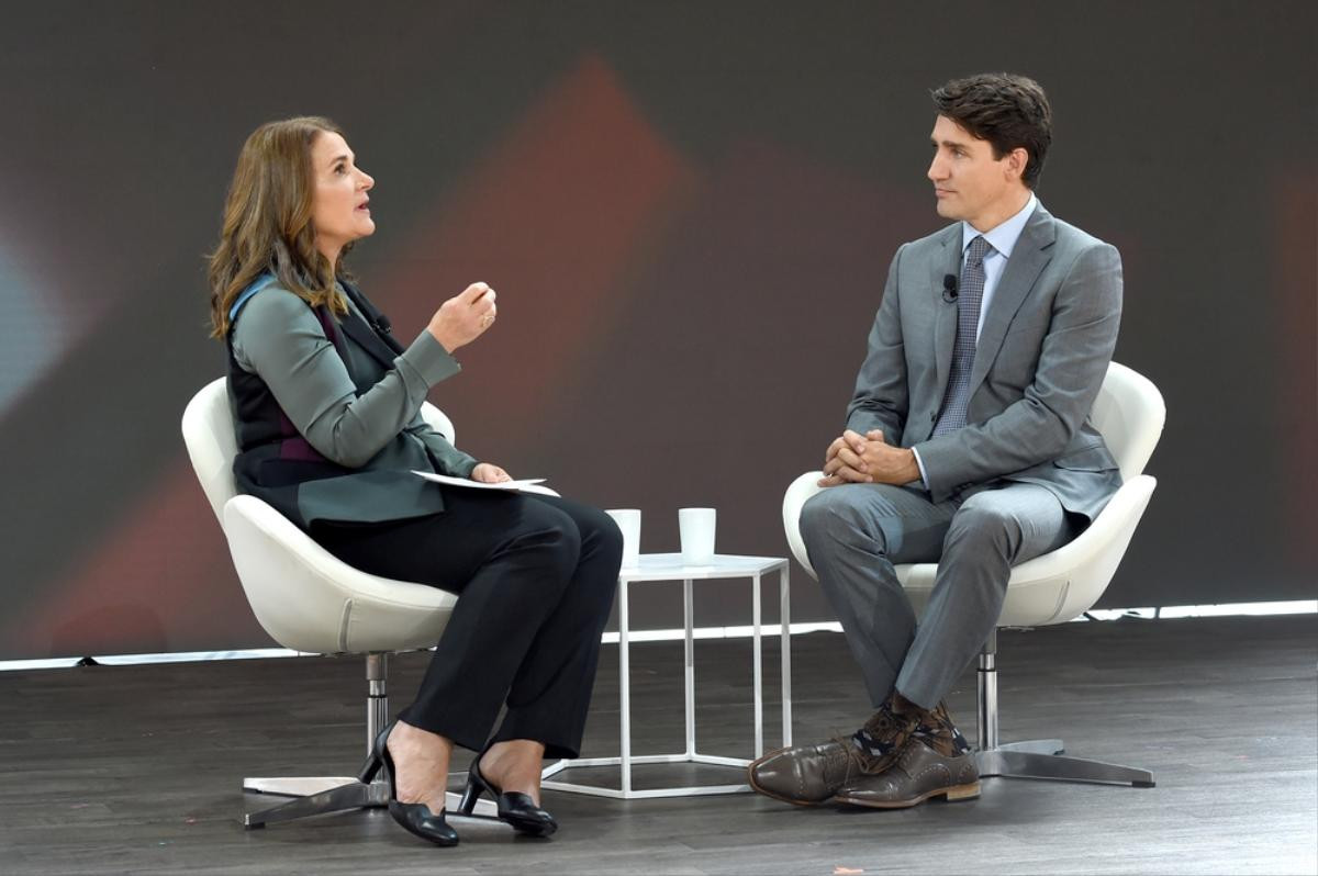 Thủ tướng Justin Trudeau ngồi với người sáng lập quỹ Bill & Melinda Gates là bà Melinda Gates. Đôi vớ mang hình ảnh nhân vật Chewbacca trong Star Wars đã gây sốt mạng xã hội một thời gian. Ảnh: Getty Images.