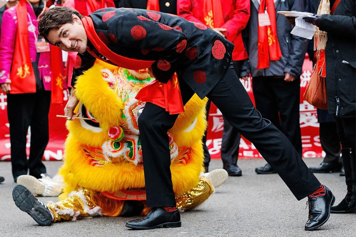 Khoác trên mình chiếc áo với họa tiết Trung Hoa, thủ tướng Trudeau mang đôi vớ cùng tông màu tại Tết âm lịch ở một khu người Hoa. Ảnh: Getty Images.