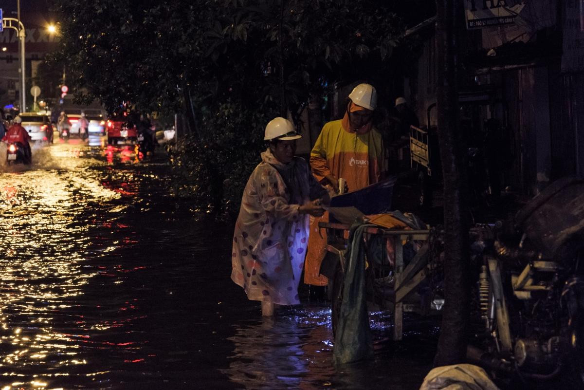 Nguyên nhân là do rác thải sinh hoạt ở cống xả thải khiến dòng nước thoát chậm, gâp ngập đoạn đường này.