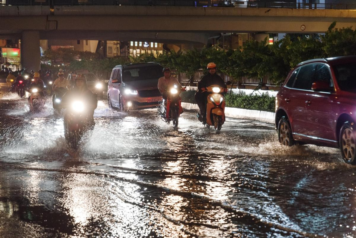 Tuy dòng nước thoát nhanh và ngập không sâu, nhưng giao thông qua khu vực ngập nước cũng khá khó khăn.