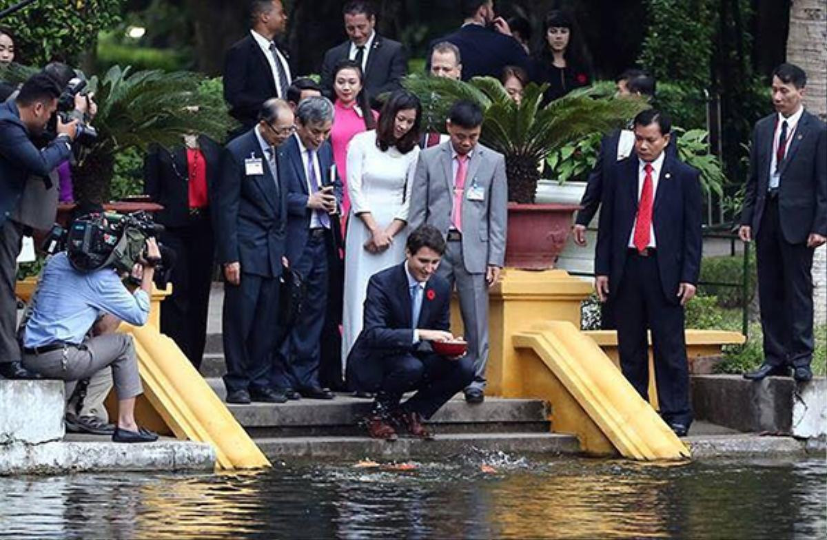 Nữ sinh xinh đẹp tặng hoa Thủ tướng Canada: 'Mình được thông báo về sự kiện này trước 1 ngày' Ảnh 1