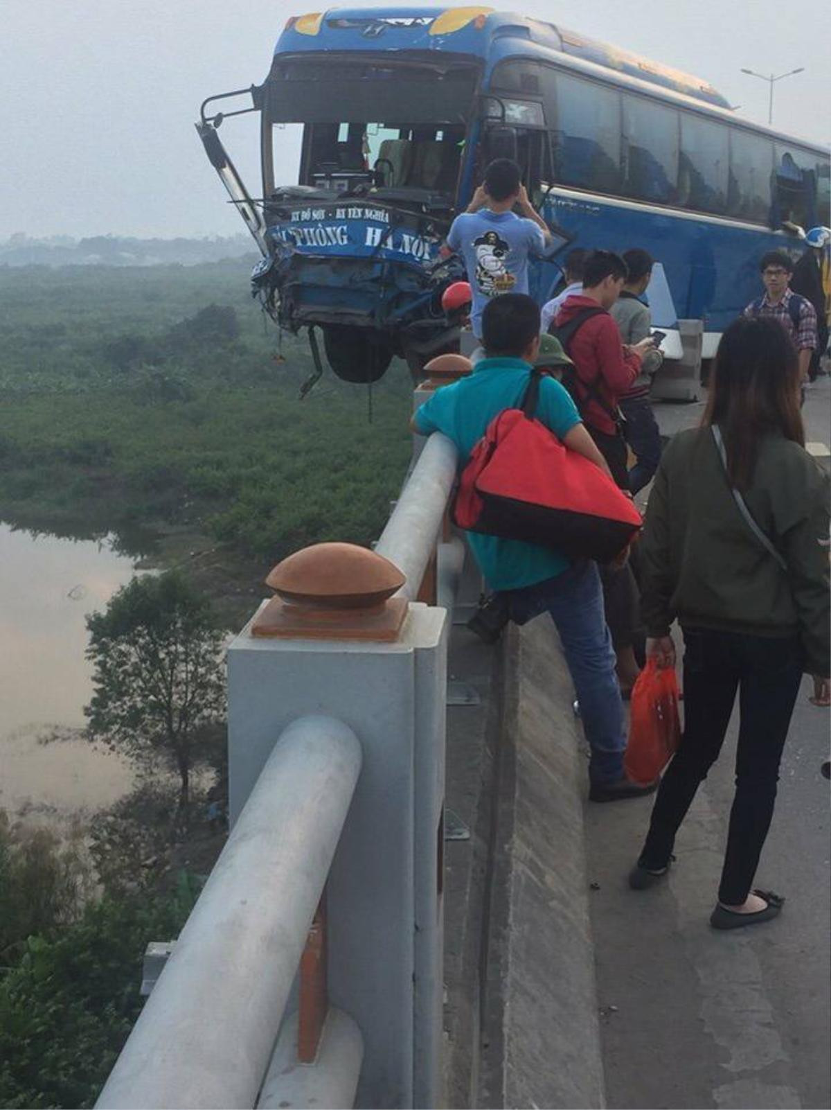 Ô tô khách 45 chỗ suýt lao xuống sông Hồng, hàng chục người thoát nạn Ảnh 2