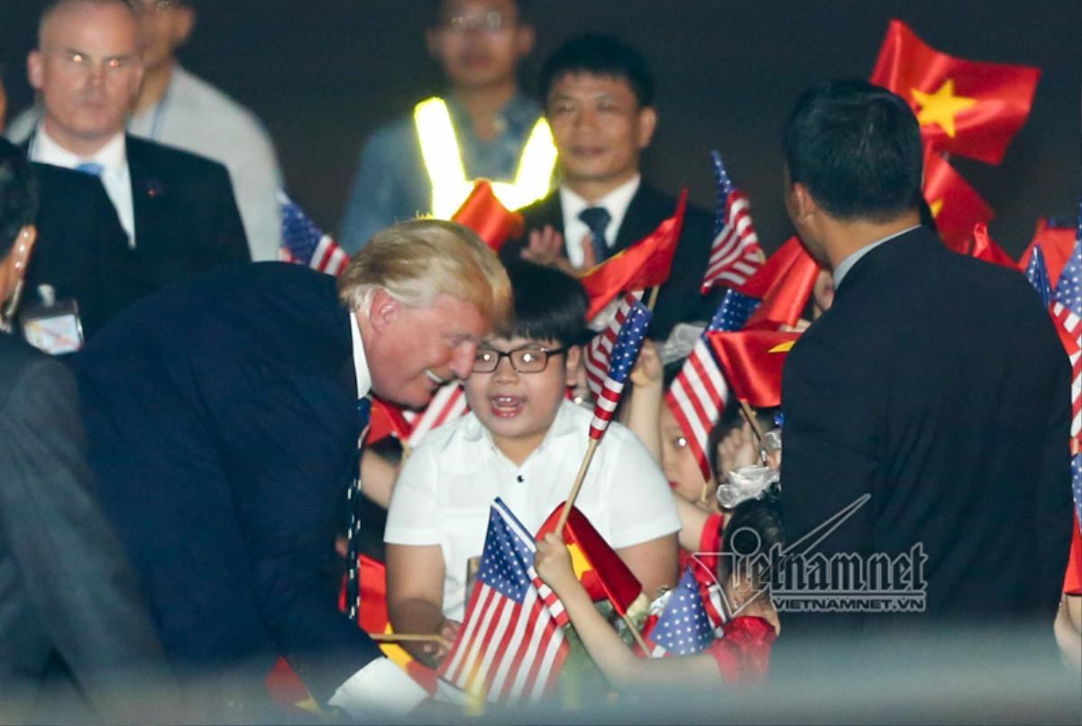 Cậu bé 11 tuổi bất ngờ được Tổng thống Donald Trump tặng hoa Ảnh 1