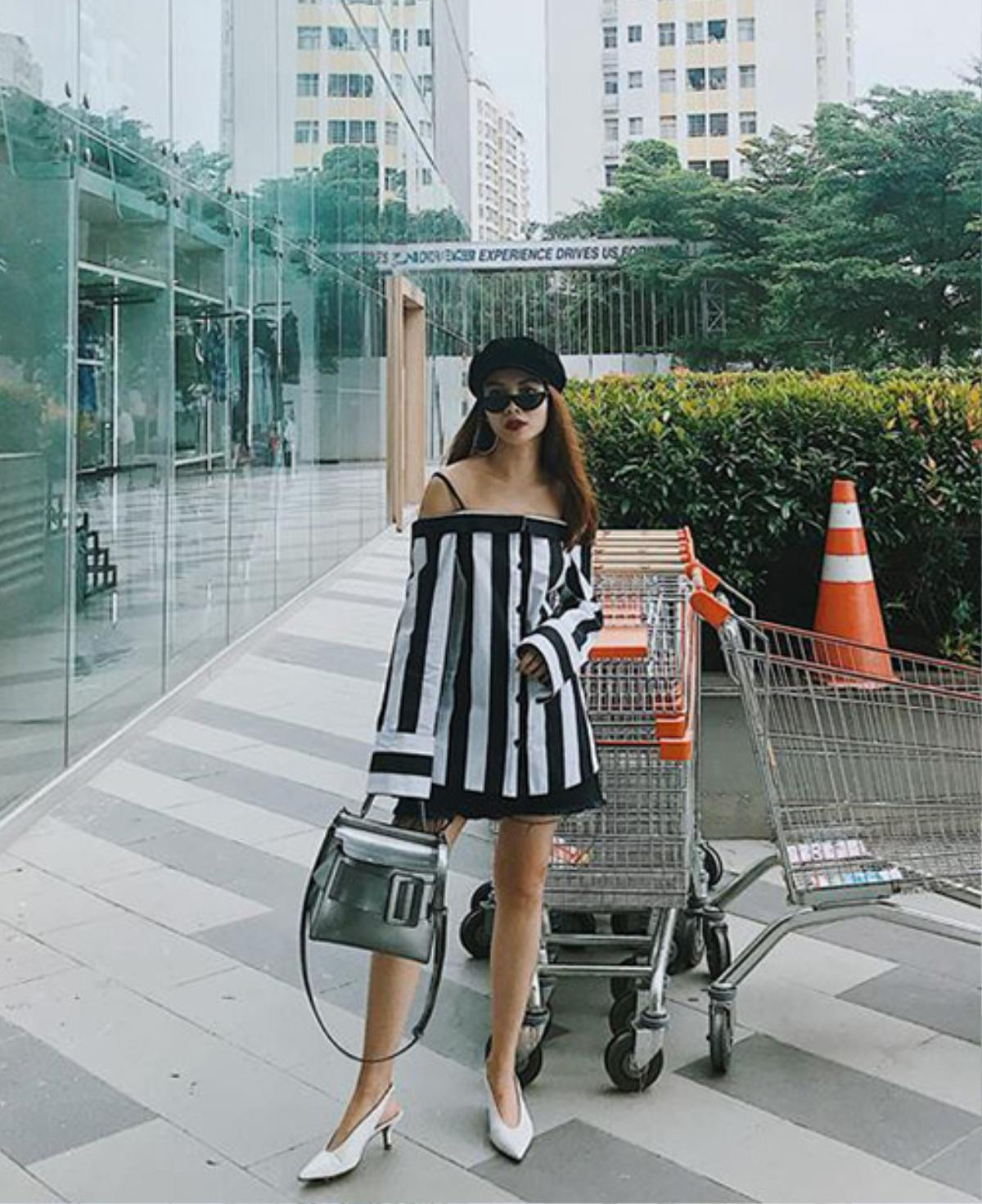 Street style tuần qua: Phạm Hương mặc đơn giản vượt trội dàn sao Việt theo đuổi mốt mũ nồi Ảnh 6