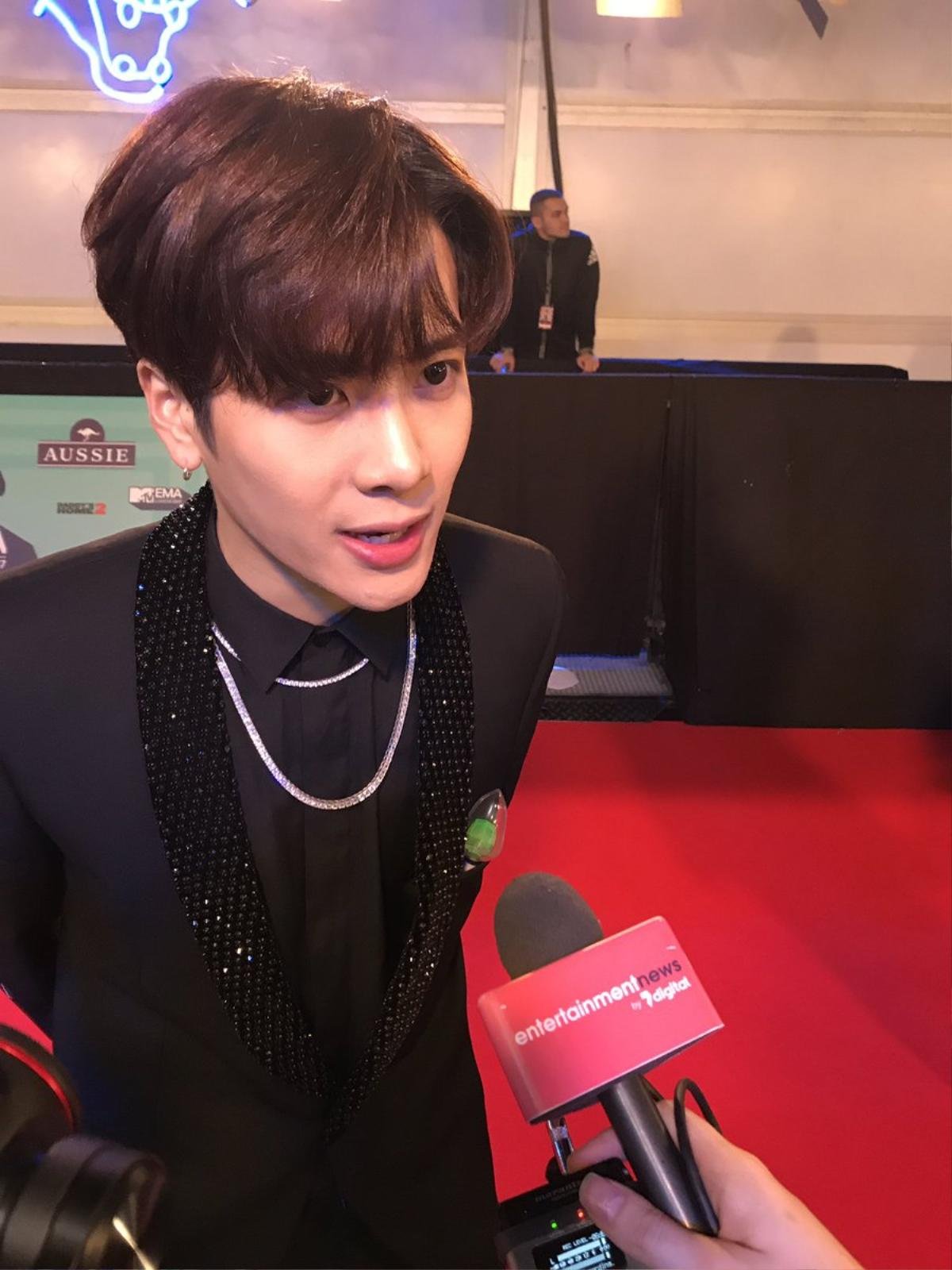 Zoom nhan sắc Jackson (GOT7) đã xuất sắc giật 'spolight' thảm đỏ MTV EMAs 2017 sáng nay Ảnh 2