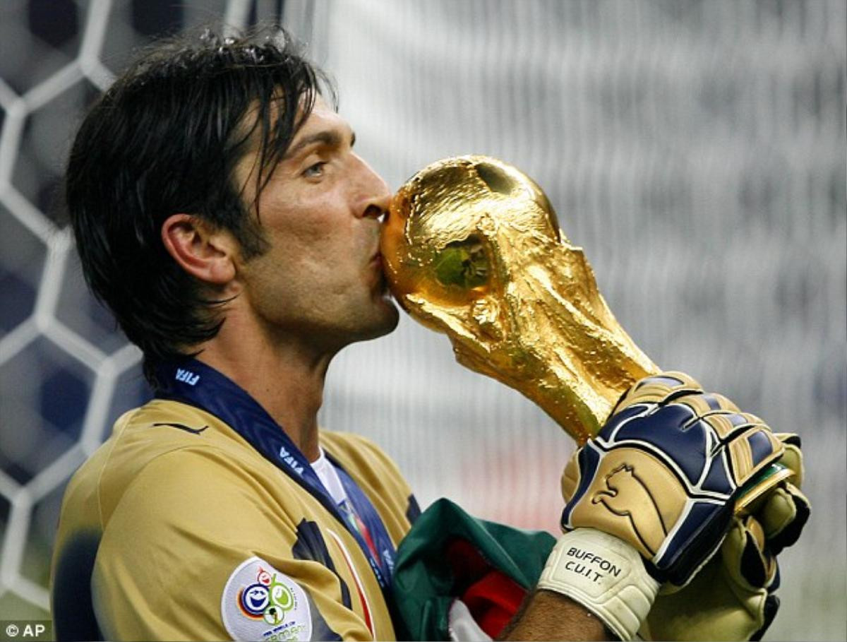 'Người nhện' Buffon và những cột mốc đáng nhớ trong màu áo Thiên thanh Ảnh 2