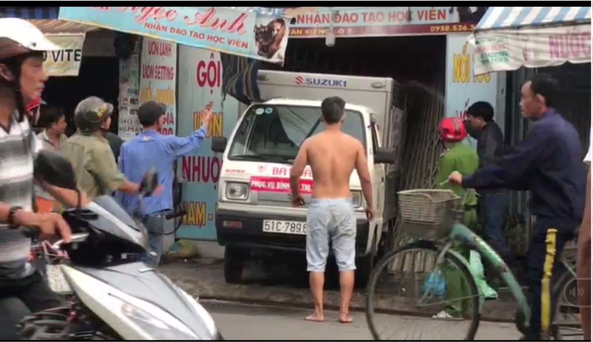 Tài xế tông sập cửa nhà đang cháy: 'Lúc đó tôi chẳng kịp nghĩ gì, chỉ mong cứu được người' Ảnh 2