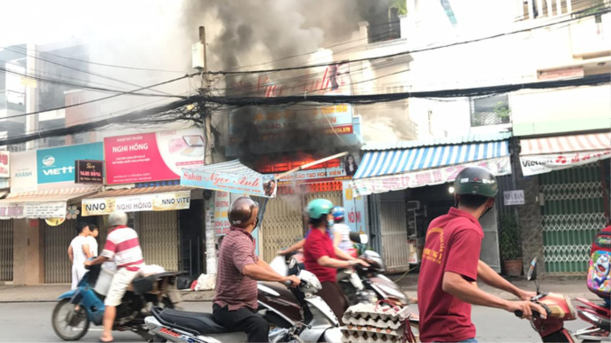 Tài xế tông sập cửa nhà đang cháy: 'Lúc đó tôi chẳng kịp nghĩ gì, chỉ mong cứu được người' Ảnh 3