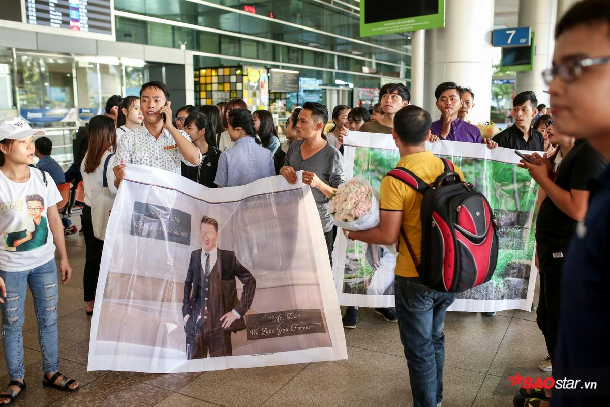 Fan 'chơi lớn' tặng cúp và huy chương mừng Đàm Vĩnh Hưng về nước Ảnh 1