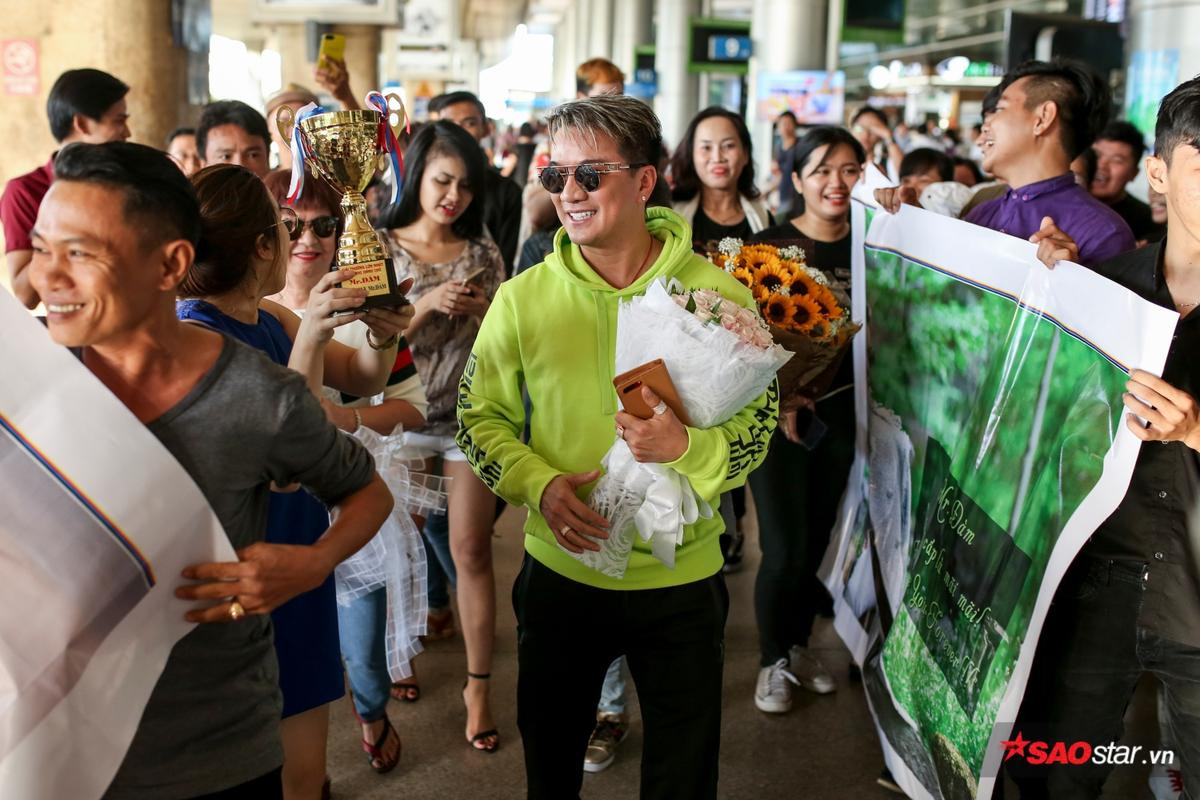 Fan 'chơi lớn' tặng cúp và huy chương mừng Đàm Vĩnh Hưng về nước Ảnh 4