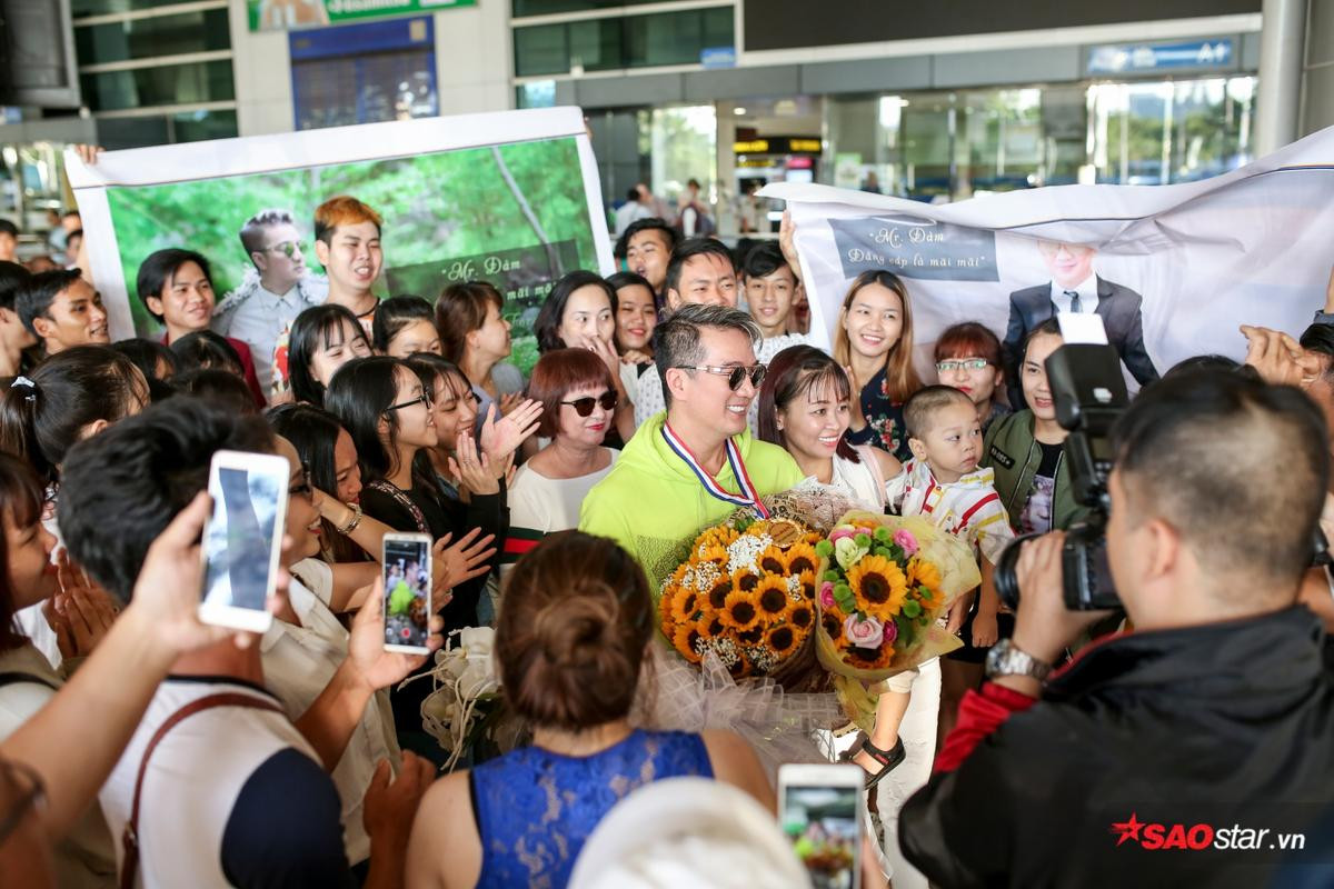 Fan 'chơi lớn' tặng cúp và huy chương mừng Đàm Vĩnh Hưng về nước Ảnh 6