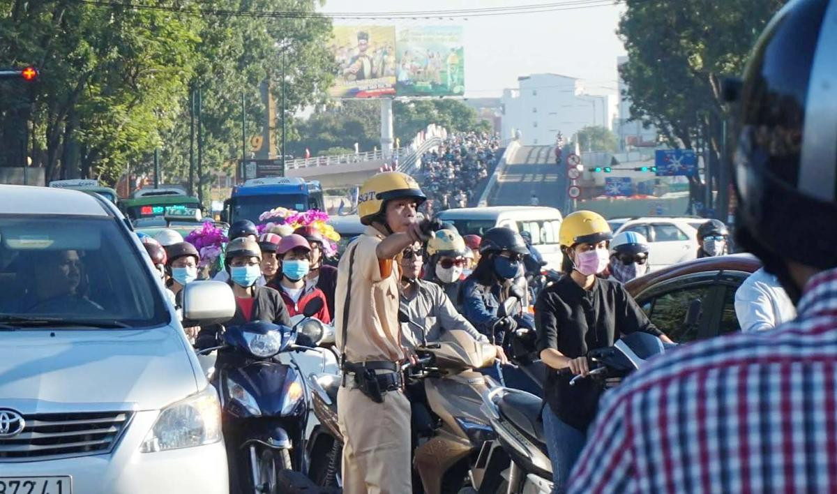 Nhánh cầu ‘giải cứu’ Tân Sơn Nhất kẹt nghiêm trọng ngày thông xe Ảnh 2