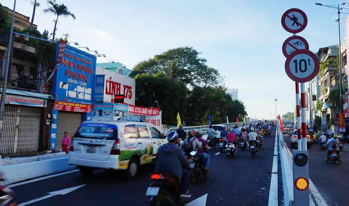 Nhánh cầu ‘giải cứu’ Tân Sơn Nhất kẹt nghiêm trọng ngày thông xe Ảnh 3