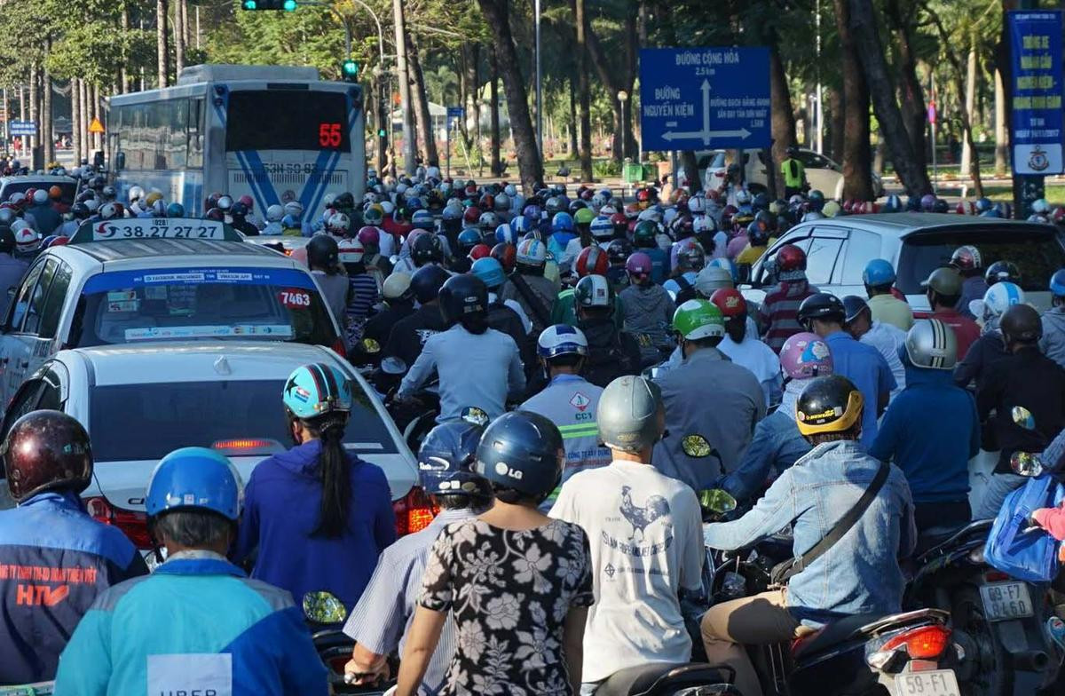 Nhánh cầu ‘giải cứu’ Tân Sơn Nhất kẹt nghiêm trọng ngày thông xe Ảnh 7