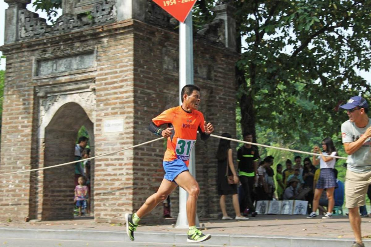 'Kiên running' hoàn tất hành trình chạy bộ 1.868 km từ Hà Nội vào Sài Gòn Ảnh 2