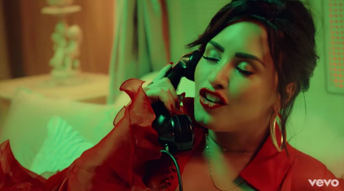 Demi quyến rũ khó cưỡng bên chủ nhân hit 'Despacito' trong MV Latin mới Ảnh 1