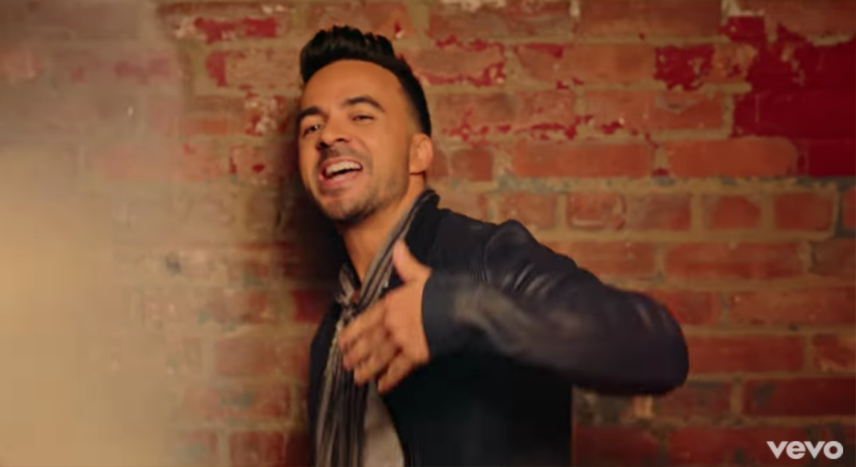 Demi quyến rũ khó cưỡng bên chủ nhân hit 'Despacito' trong MV Latin mới Ảnh 2