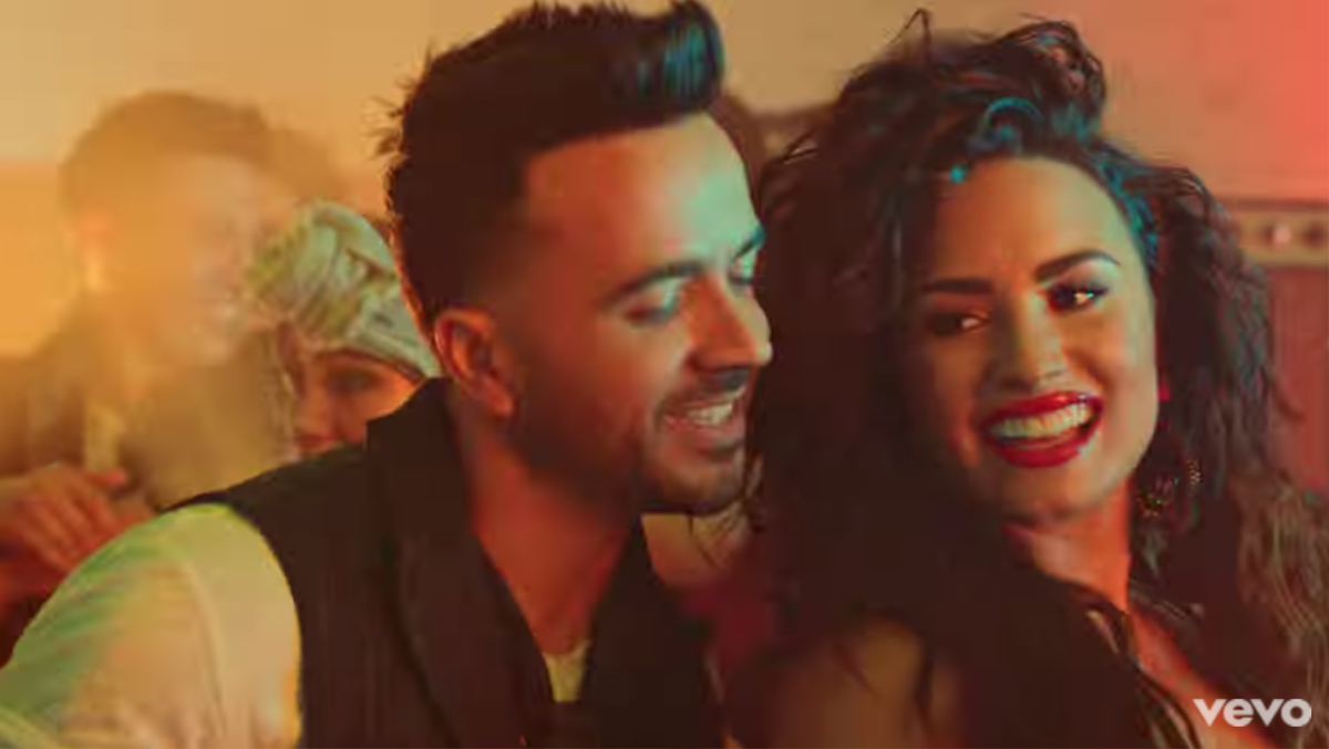 Demi quyến rũ khó cưỡng bên chủ nhân hit 'Despacito' trong MV Latin mới Ảnh 3