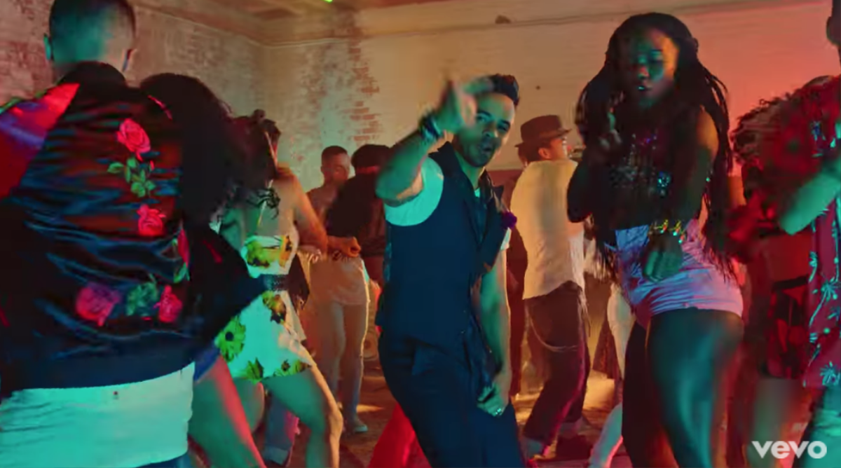 Demi quyến rũ khó cưỡng bên chủ nhân hit 'Despacito' trong MV Latin mới Ảnh 7