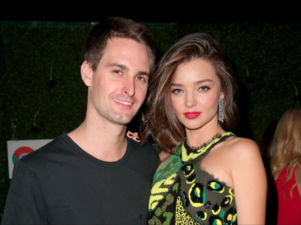 Miranda Kerr chuẩn bị đón đứa con chung đầu lòng với tỷ phủ công nghệ kém mình 7 tuổi, đây là cách hai người gặp nhau Ảnh 1