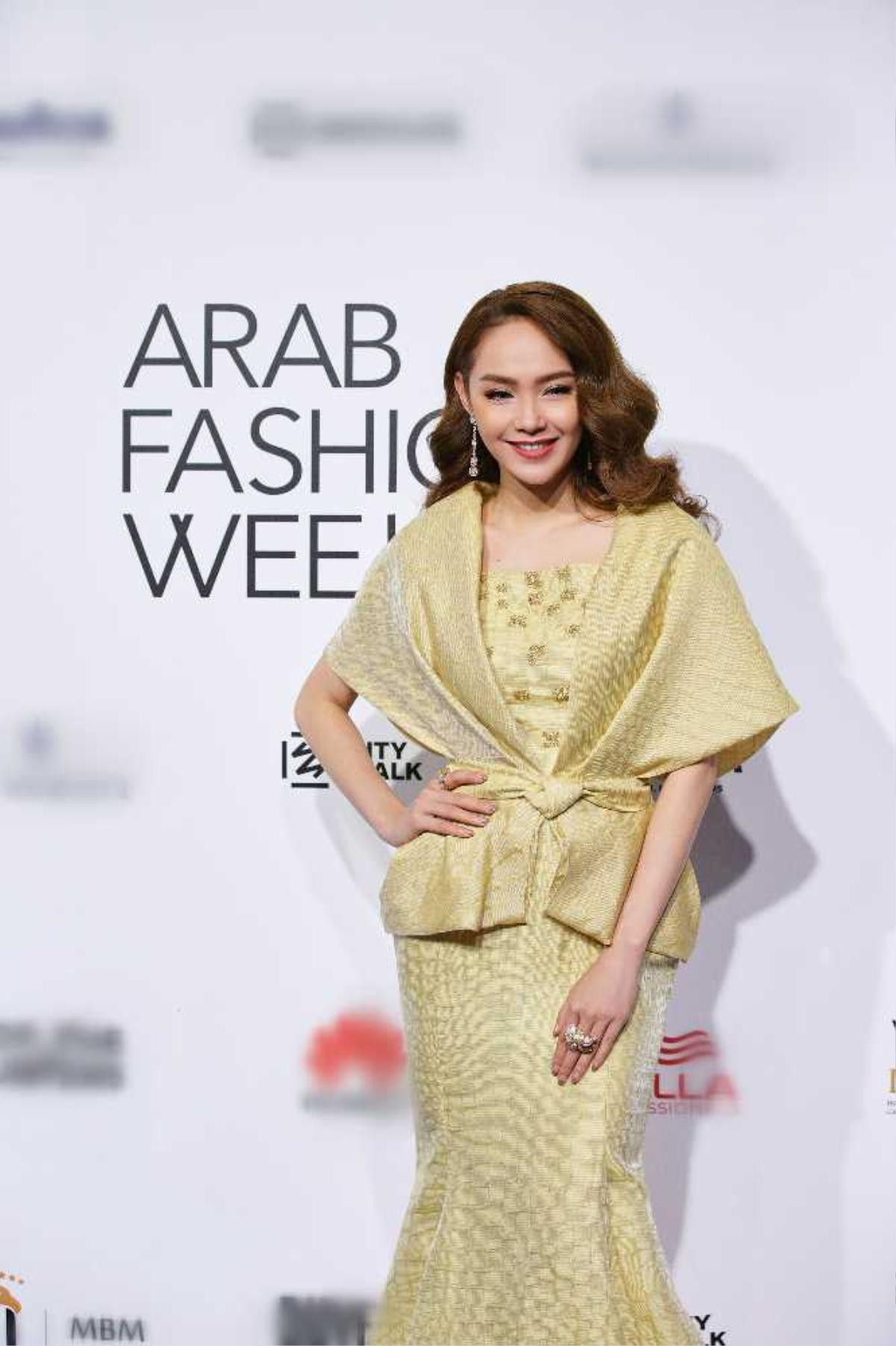 Minh Hằng đeo kim cương 20 tỷ đồng đẹp 'bất phân thắng bại' trên thảm đỏ Arab Fashion Week Ảnh 2