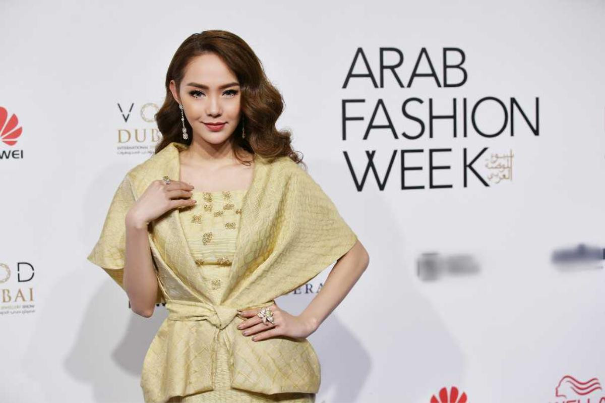 Minh Hằng đeo kim cương 20 tỷ đồng đẹp 'bất phân thắng bại' trên thảm đỏ Arab Fashion Week Ảnh 3