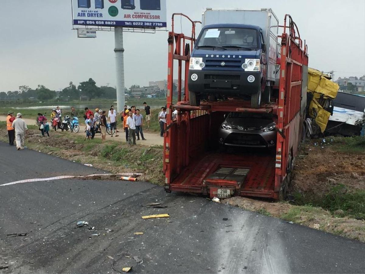 Xe tải chở ô tô đâm xe khách suýt lật trên cao tốc Pháp Vân Ảnh 1