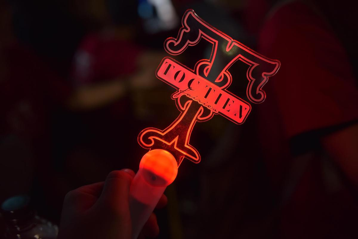 Đây là những ca sĩ Vpop sở hữu lightstick chuyên nghiệp không kém gì sao Kpop Ảnh 6