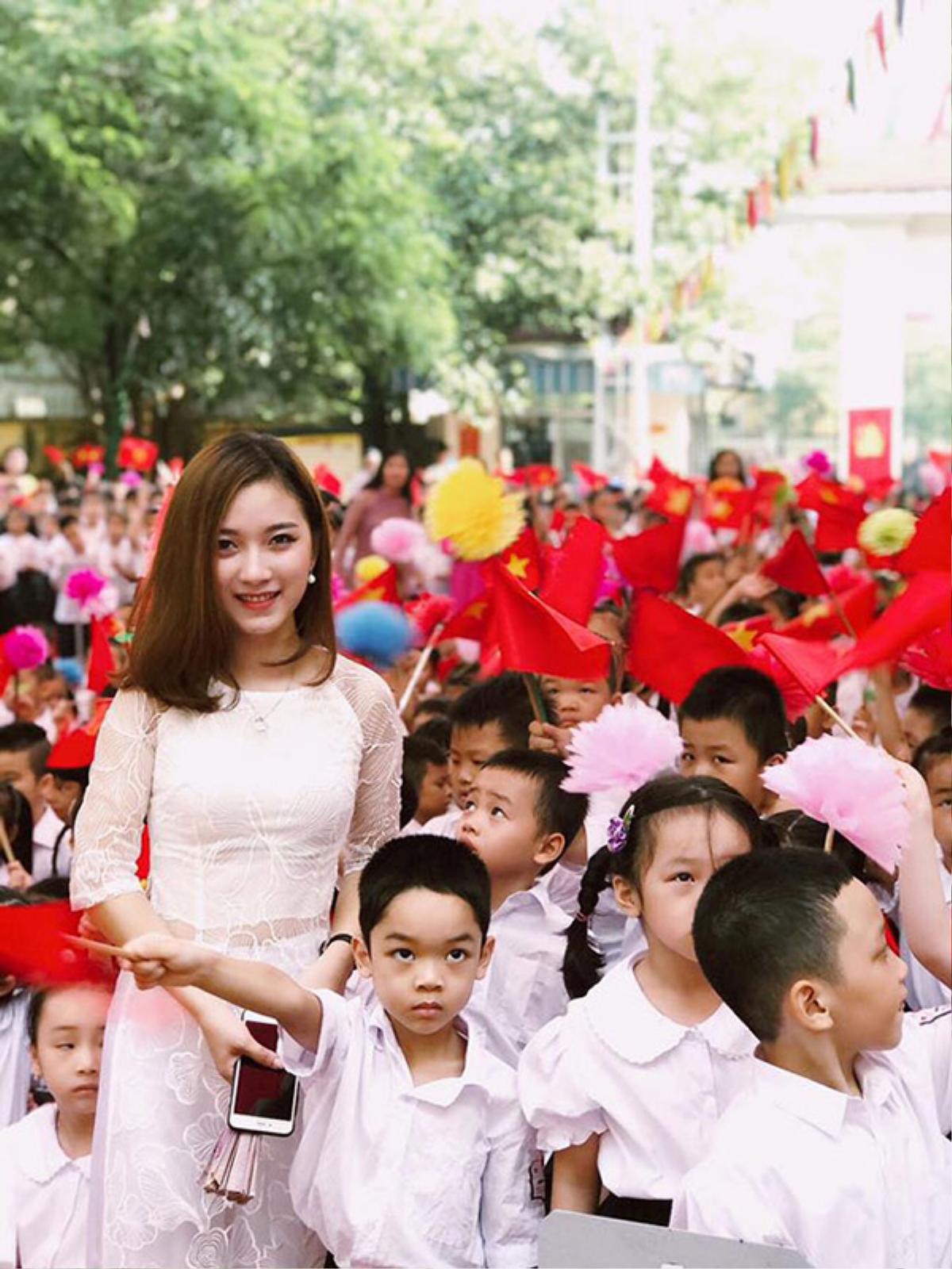 Giờ đây cô giáo nào cũng xinh đẹp như hoa thế này thì học sinh chỉ muốn lên lớp mỗi ngày Ảnh 18