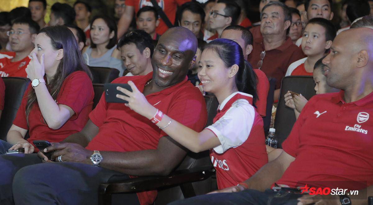 Vinh Râu FAPtv hôn bạn gái xinh đẹp mừng Arsenal đại thắng trong buổi offline với Sol Campbell Ảnh 2