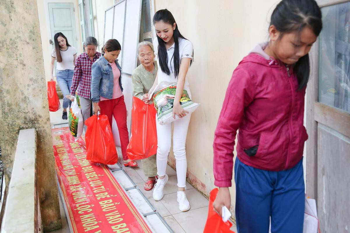 Á hậu Hà Thu không ngại mưa gió tặng quà, chia sẻ với bà con quê nhà Ảnh 6