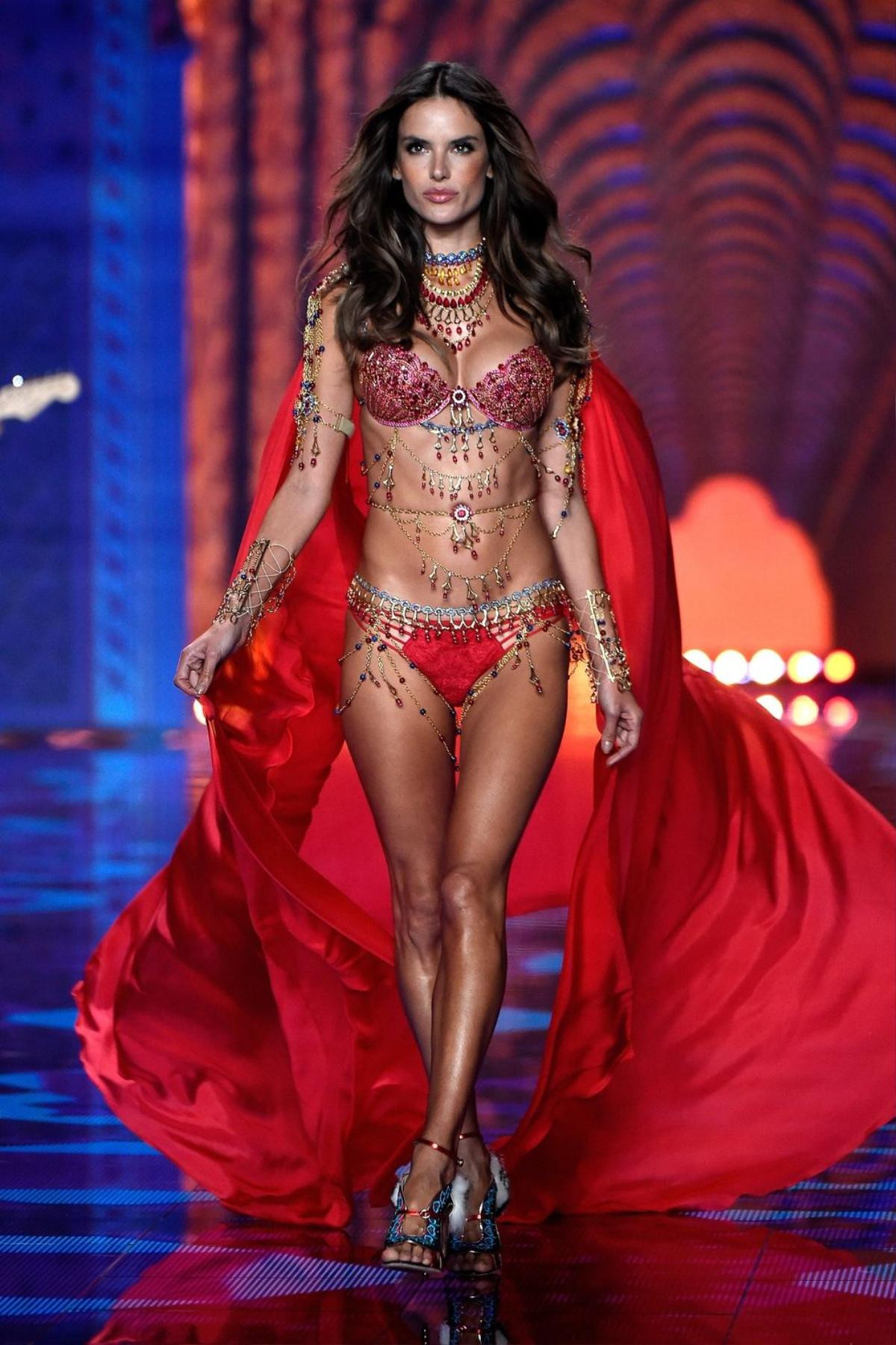 Alessandra Ambrosio chia tay VSFS sau 17 năm hợp tác và đây là những khoảnh khắc đi vào lịch sử Ảnh 24