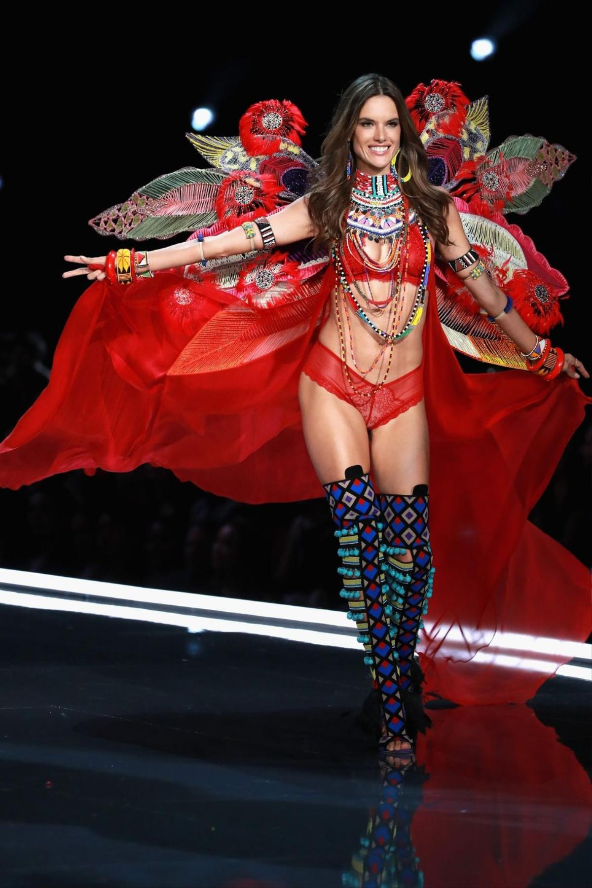 Alessandra Ambrosio chia tay VSFS sau 17 năm hợp tác và đây là những khoảnh khắc đi vào lịch sử Ảnh 30