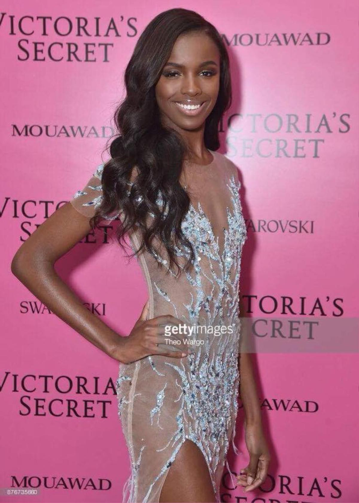 Siêu mẫu Leomie Anderson mặc đầm của NTK Lê Thanh Hoà trên thảm hồng VSFS Ảnh 2