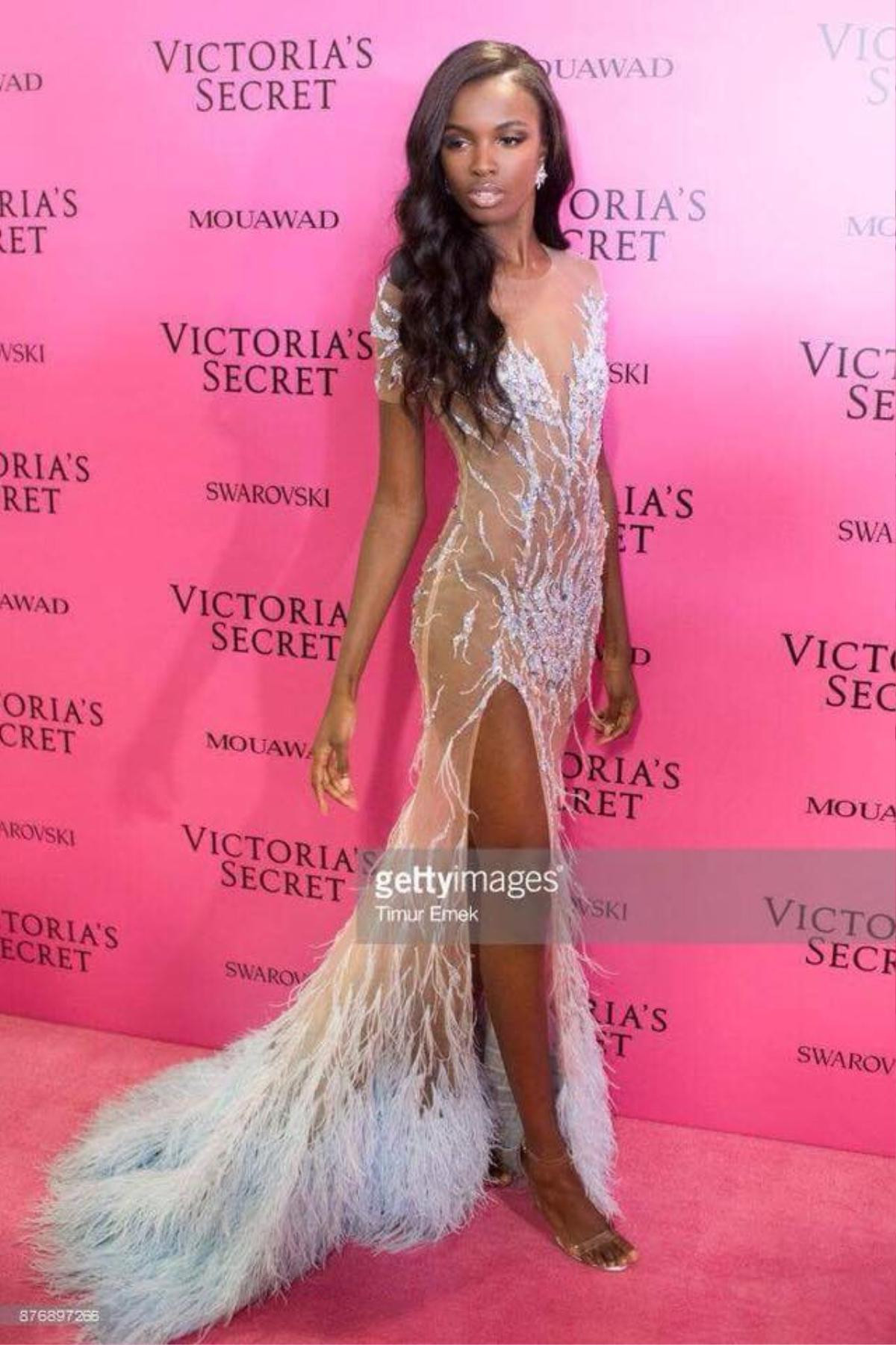 Siêu mẫu Leomie Anderson mặc đầm của NTK Lê Thanh Hoà trên thảm hồng VSFS Ảnh 3