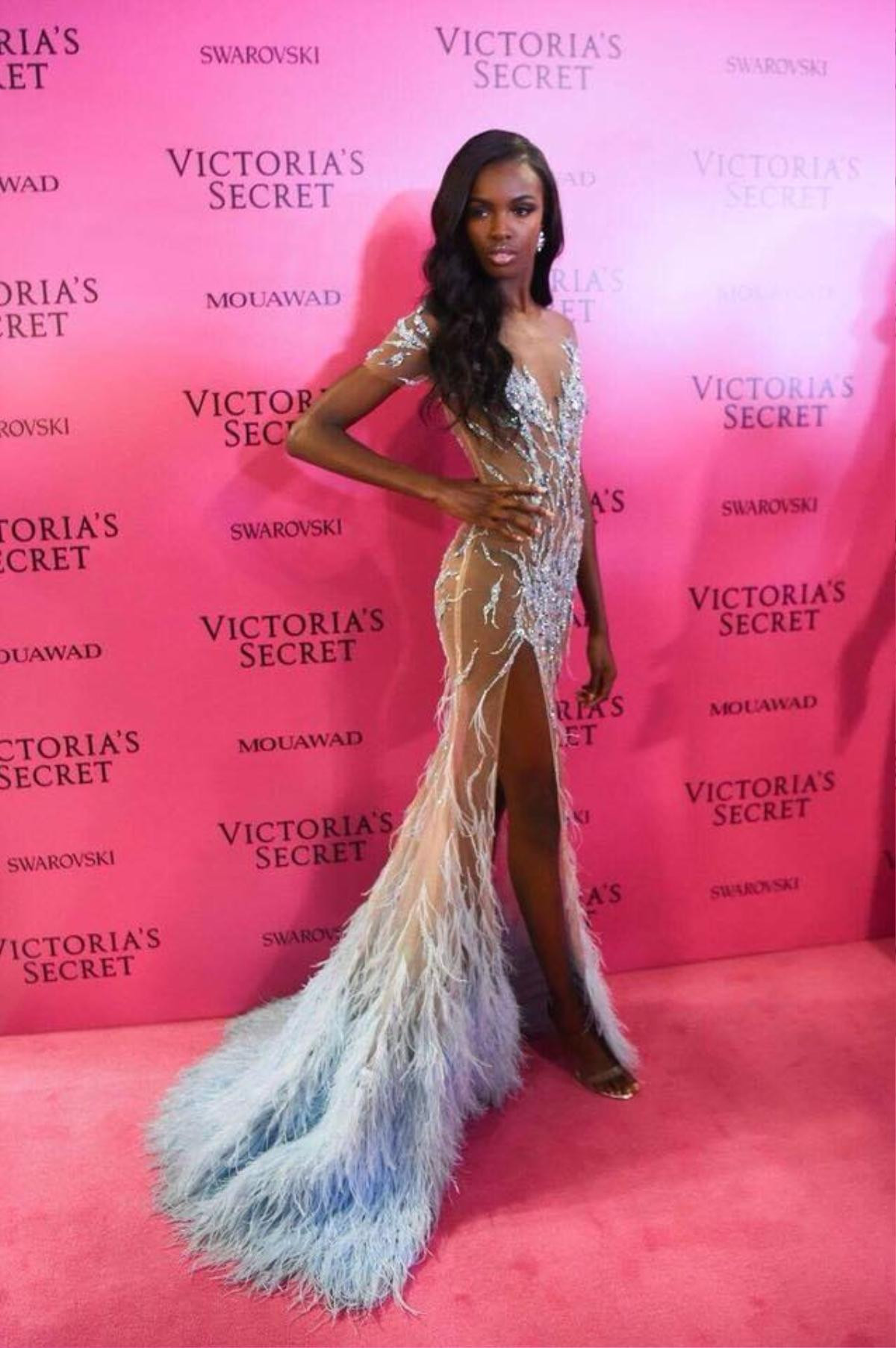 Siêu mẫu Leomie Anderson mặc đầm của NTK Lê Thanh Hoà trên thảm hồng VSFS Ảnh 1