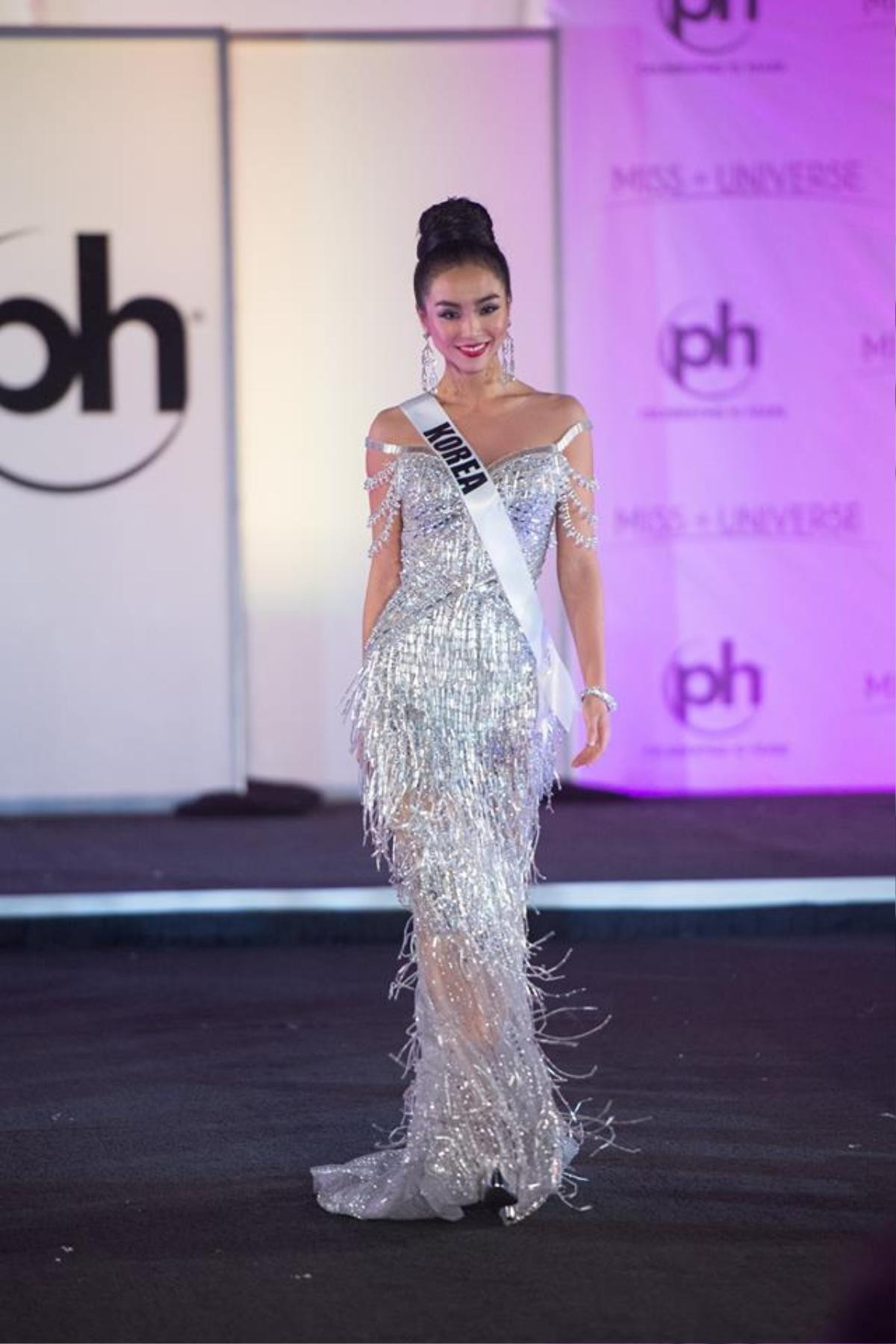 Hoa hậu Hàn Quốc diện thiết kế của Chung Thanh Phong trình diễn ở Bán kết Miss Universe 2017 Ảnh 1