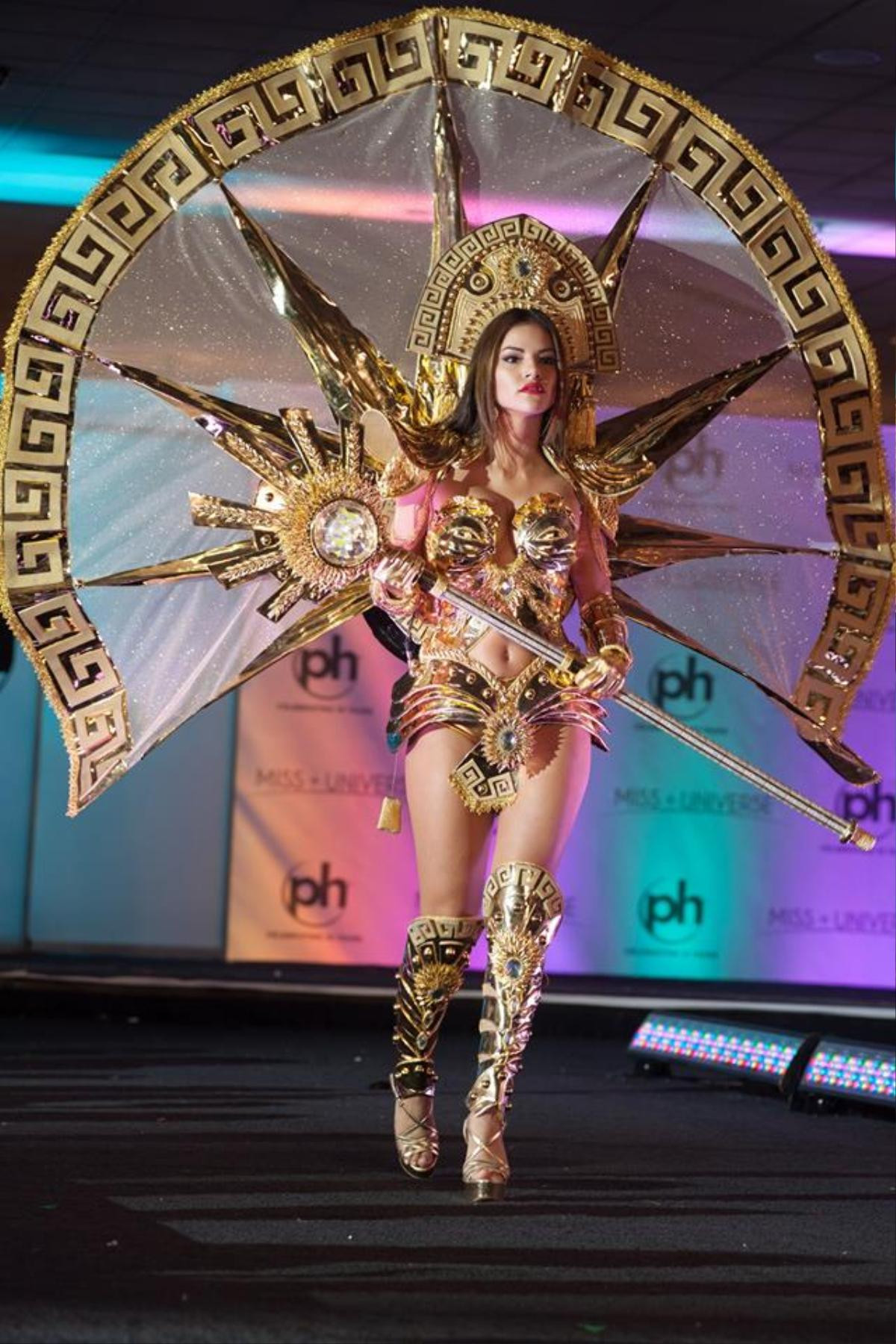 Trước thềm chung kết Miss Universe, đây là 15 Quốc phục lọt dự đoán tranh giải 'Best National Costume' Ảnh 11