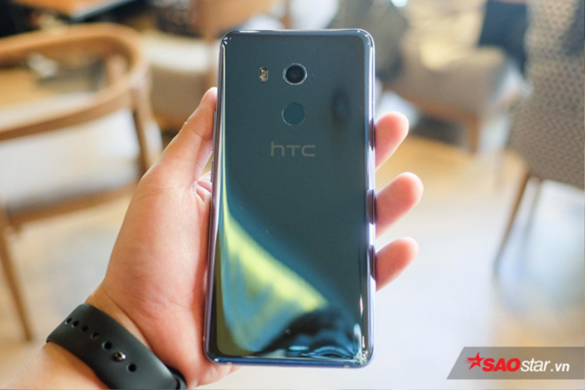 Cận cảnh HTC U11 Plus: Smartphone 'bóng bẩy' nhất hiện nay Ảnh 2