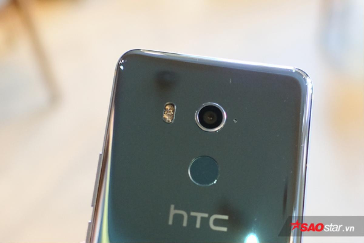 Cận cảnh HTC U11 Plus: Smartphone 'bóng bẩy' nhất hiện nay Ảnh 5